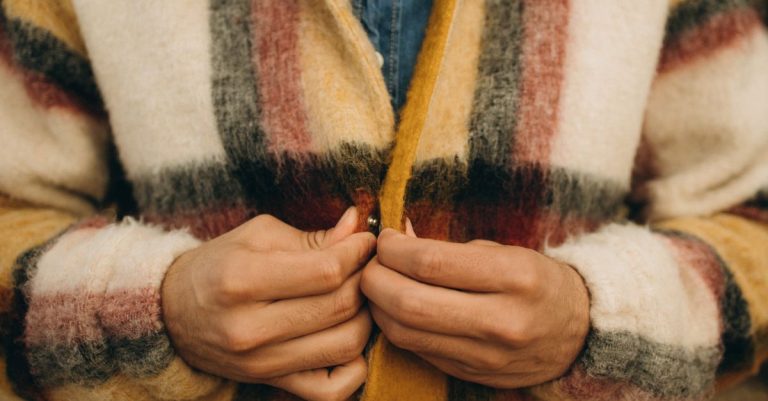 La veste en laine avec col cheminée, le vêtement tendance de l&rsquo;hiver