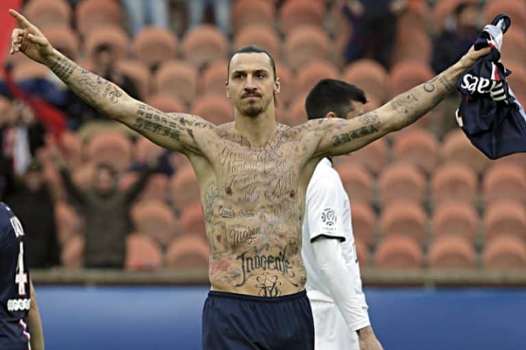 En plein match, Zlatan dévoile son corps tatoué… de 50 prénoms !