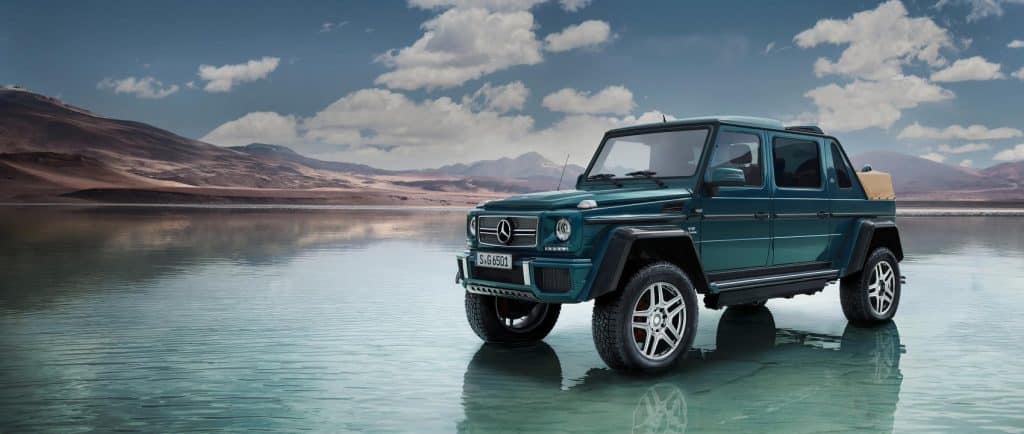 Mercedes Maybach G 650 Landaulet Ressuscitée, Maybach est devenue la branche haut de gamme du constructeur à l'étoile. Mais que vaut cette Mercedes réputée comme étant le 4x4 le plus cher du monde ? Un Classe G pas comme les autres Le Classe G, c'est une institution chez Mercedes. Ce baroudeur qui n'a pas peur de s'aventurer hors des sentiers battus a reçu une transmission 6x6 il y a peu. Mais c'est désormais cette version G 650 Landaulet qui fait parler d'elle. Ce dernier dispose d'un empattement allongé, de teintes exclusives et surtout d'une cellule découvrable à l'arrière. Pour le reste, le design est relativement sage, reprenant les traits instaurés par AMG. Comble du luxe Dans l'habitacle, les matériaux nobles sont partout. Du cuir de qualité habille l'intégralité de cet habitacle. Les places arrière sont désormais légèrement allongées et permettent de profiter de ce qui se fait de mieux en matière de luxe. C'est bien simple : rien ne manque. Un grand tunnel central permet d'accéder à tout type d'équipements sur 5,34 mètres de long. Les réglables sont infinis tandis que les combinaisons colorées et de matières sont presque infinies. Comble du luxe : le soft-top s'habille de la même couleur de la sellerie. À quel prix ? Comme souvent chez Maybach, le prix affiché n'a rien de vraiment raisonnable. Il faudra débourser pas moins d'un million d'euros pour s'offrir la bête. Sous le capot, on retrouve le V12 biturbo de 630 chevaux déjà aperçu sous le capot des versions AMG traditionnelles.