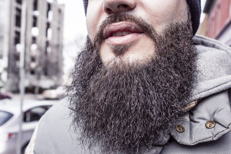 barbe malpropre : une saleté sur le visage