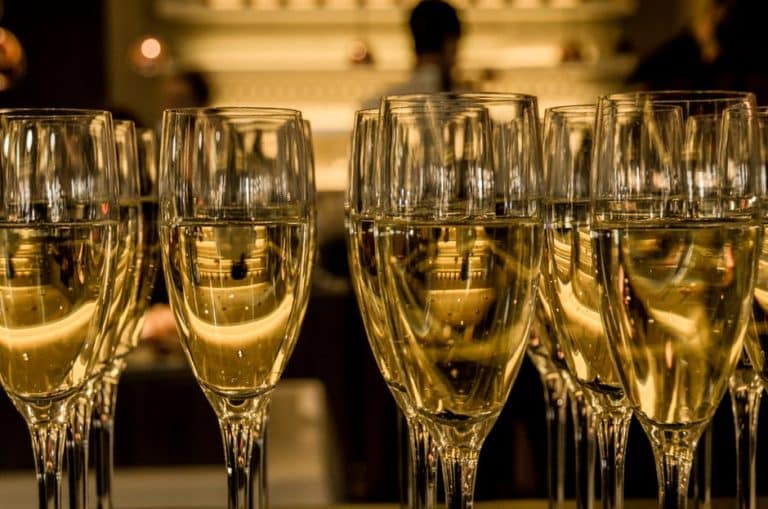 Pourquoi faut-il éviter de boire du champagne dans des coupes en plastique