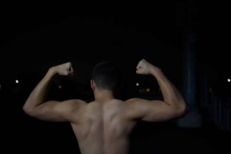 Les élévations latérales pour se muscler les épaules