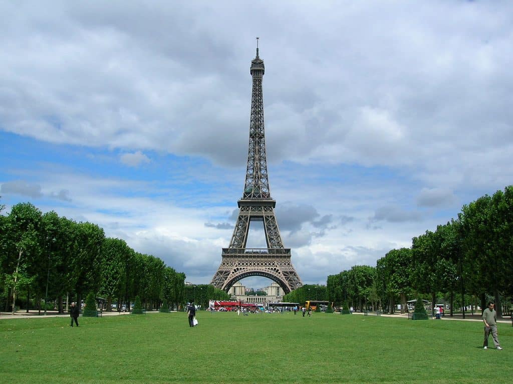 Saint-Honoré met la tour Eiffel dans une montre