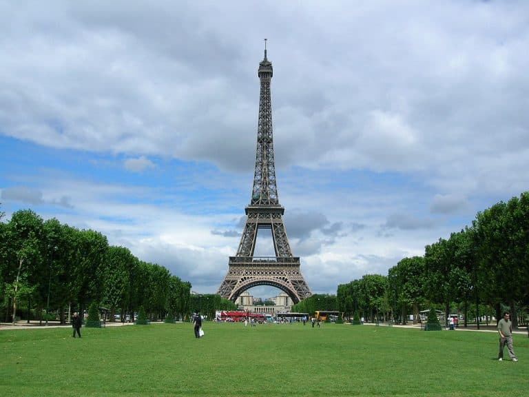 Saint-Honoré met la tour Eiffel dans une montre