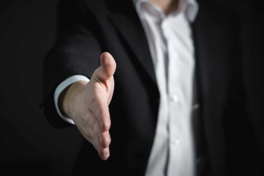 Les différentes manières de porter une chemise blanche