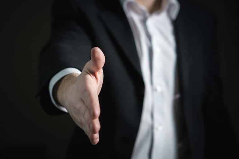 Les différentes manières de porter une chemise blanche