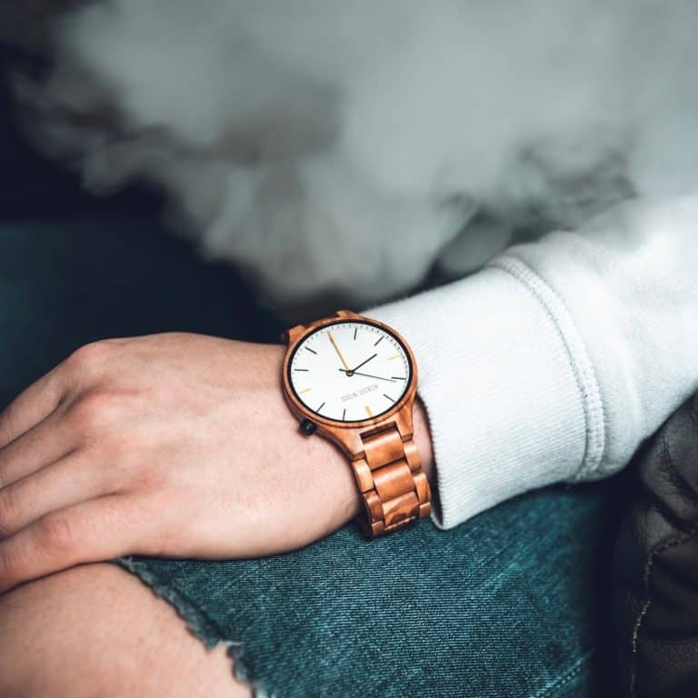 Apporter une touche d’originalité à votre look avec une montre en bois pour homme