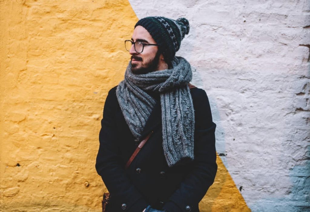 Écharpe pour homme : les 4 manières de la porter avec élégance et panache