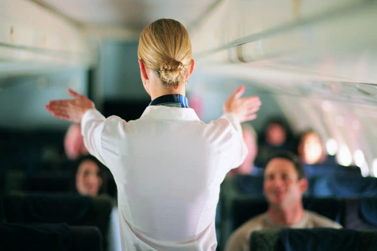 Une hôtesse de l&rsquo;air décode votre personnalité à travers vos tenues de voyage : découvrez ce que la vôtre révèle !