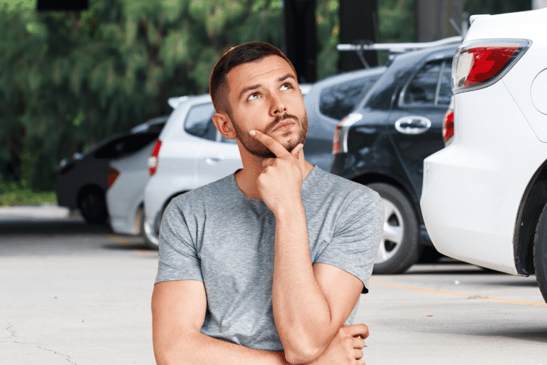 Voiture : découvrez pourquoi ne pas éteindre votre moteur pourrait vous ruiner