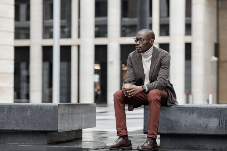 Mode masculine et travail hybride : comment composer un vestiaire souple