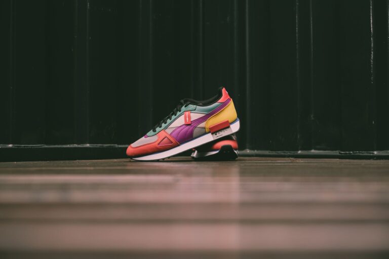 Runners rétro et derbies épurées : sept tendances baskets pour le printemps-été 2027