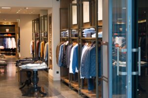 Plutôt que d’élargir l’offre, les grands magasins resserrent leurs rayons pour homme