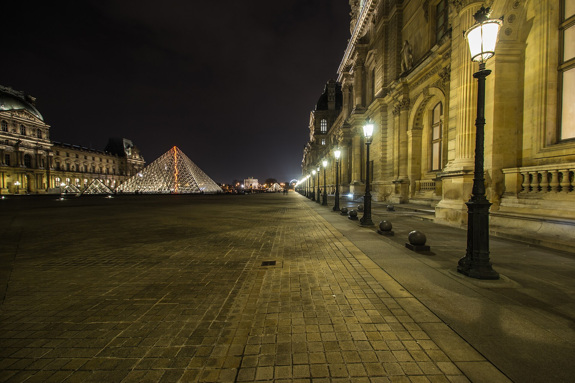 Fashion Week de Paris : lune, lustres et voitures suspendues