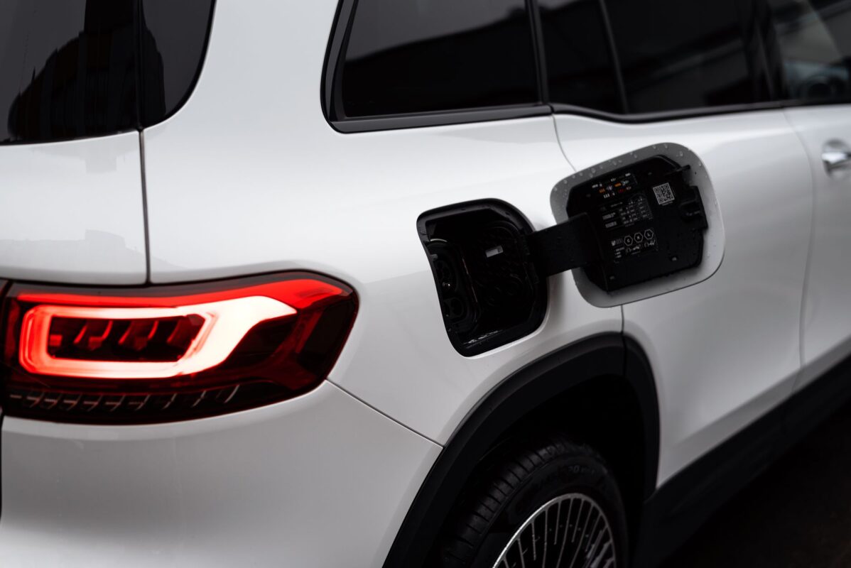 Le Volvo EX60 recharge de 5 à 81 % en 17 minutes, mais son prix dépasse 76 000 €