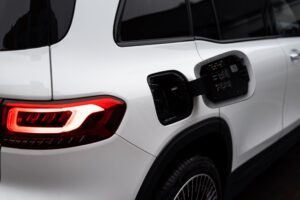 Le Volvo EX60 recharge de 5 à 81 % en 17 minutes, mais son prix dépasse 76 000 €