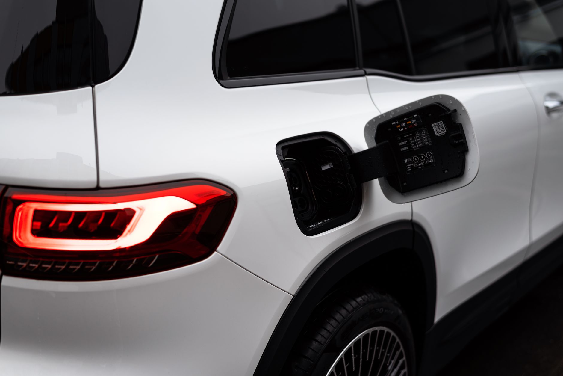 Le Volvo EX60 recharge de 5 à 81 % en 17 minutes, mais son prix dépasse 76 000 €