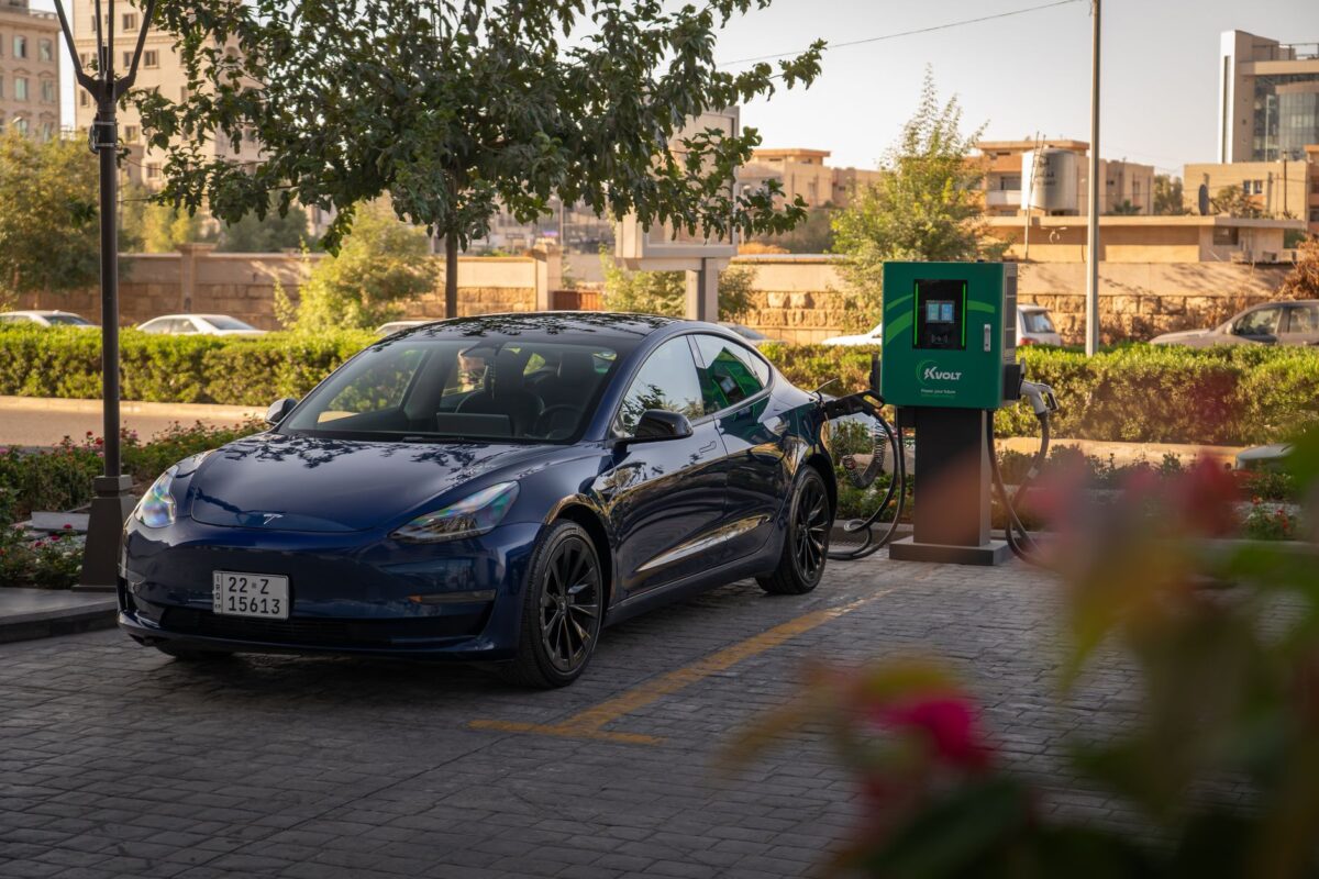 Le Volvo EX60 recharge de 5 à 81 % en 17 minutes, mais son prix dépasse 76 000 €